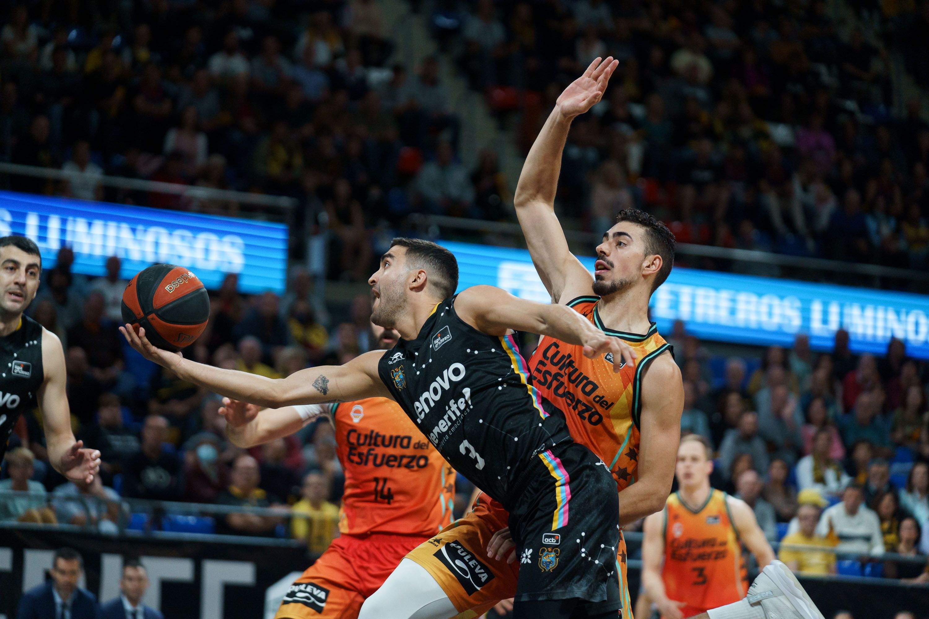 Jaime Fernández brilló en su mejor partido como aurinegro liderando la victoria 94-78 del Canarias ante Valencia Basket./ EFE