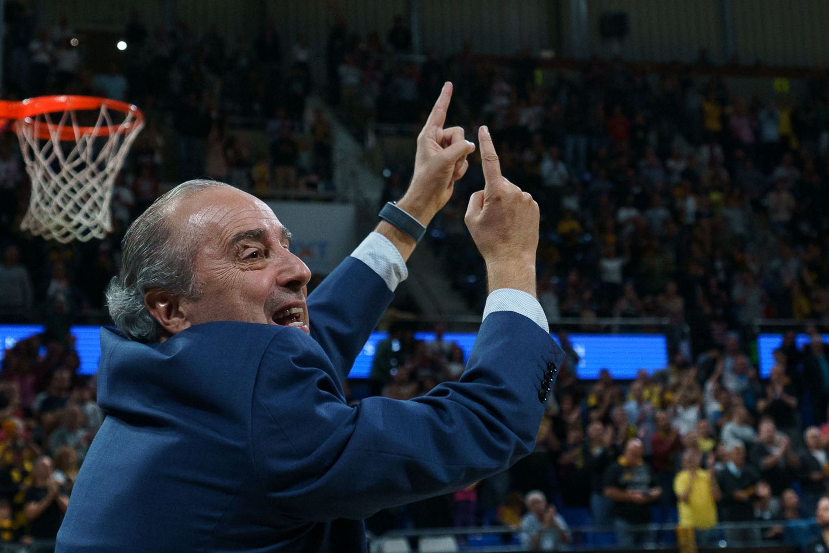 Más de un tercio de los 600 partidos de Vidorreta como entrenador ACB han sido en el banquillo del CB Canarias./ EFE. Ramón de la Rocha.