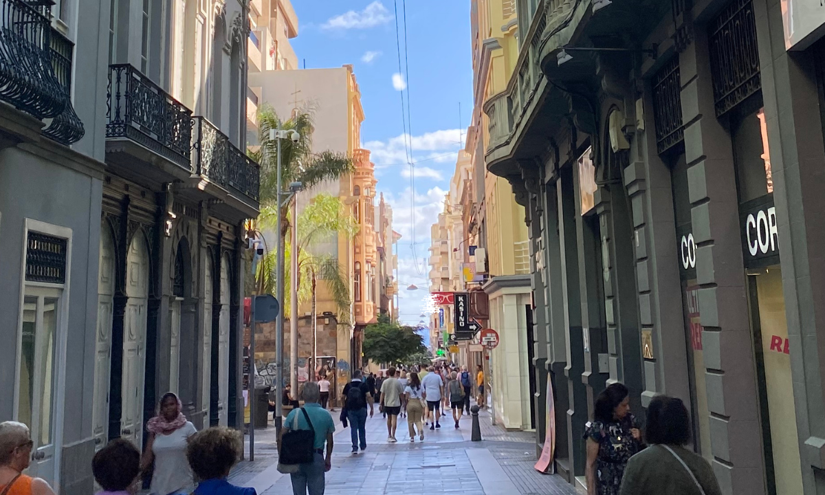 Personas caminando por la calle del Castillo de Santa Cruz ./ Alba Marichal (AH)