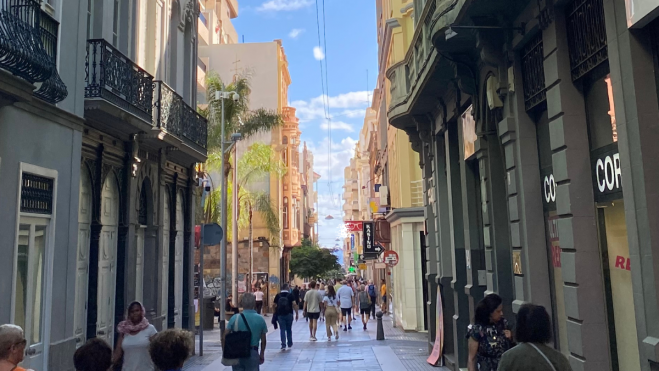 Personas caminando por la calle del Castillo donde hay comercio minorista. / Alba Marichal (AH)