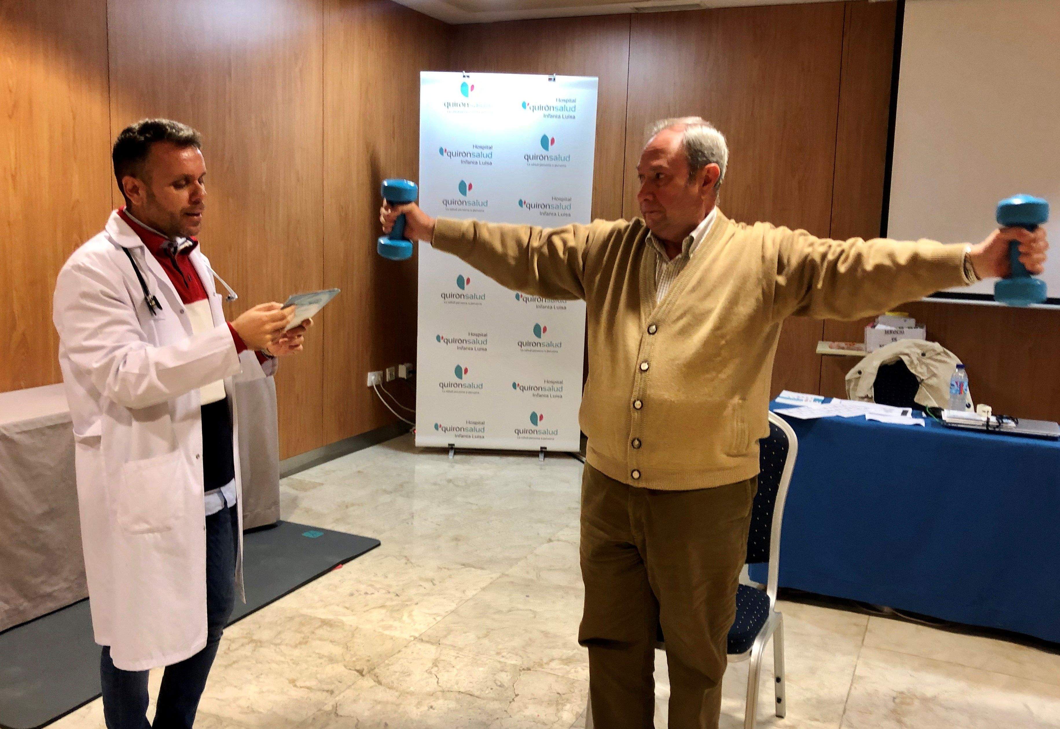 Un médico controla a un paciente que realiza ejercicios./ Quirónsalud