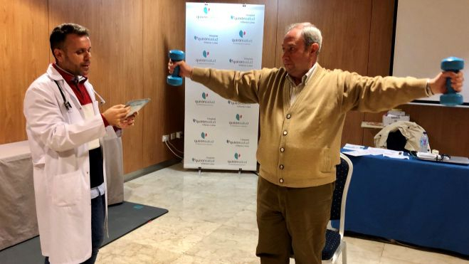 Un médico controla a un paciente que realiza ejercicios./ Quirónsalud Un médico controla a un paciente que realiza ejercicios./ Quirónsalud