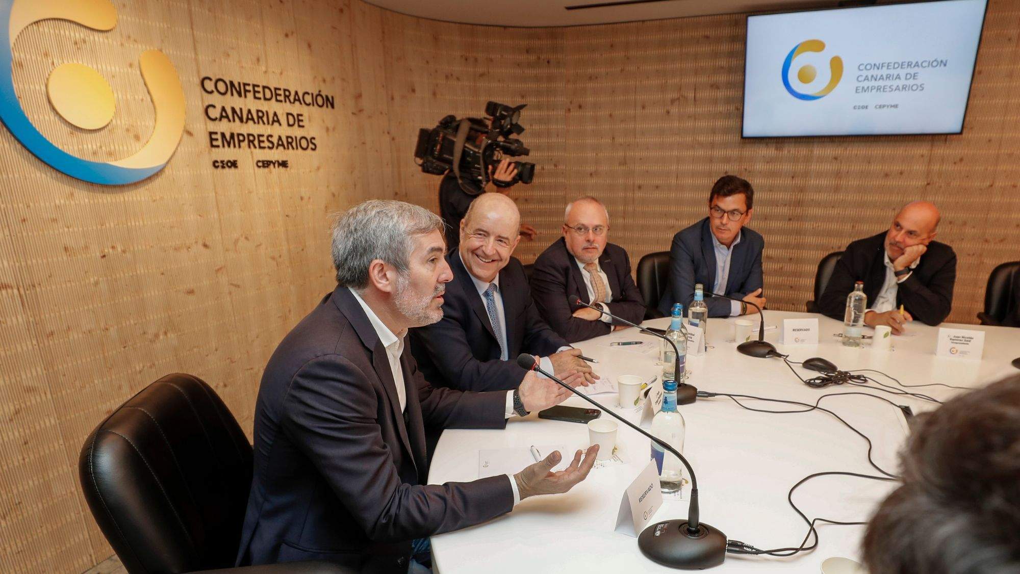Fernando Clavijo (primero por la izq.) junto a Pedro Ortega (segundo por la izq.) en la reunión de este lunes en la CCE./ EFE Elvira Urquijo A. Fernando Clavijo (primero por la izq.) junto a Pedro Ortega (segundo por la izq.) en la reunión de este lunes en la CCE./ EFE Elvira Urquijo A.