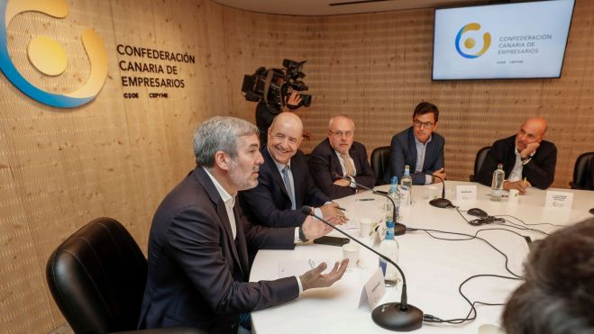 Fernando Clavijo (primero por la izq.) junto a Pedro Ortega (segundo por la izq.) en la reunión de este lunes en la CCE./ EFE Elvira Urquijo A. Fernando Clavijo (primero por la izq.) junto a Pedro Ortega (segundo por la izq.) en la reunión de este lunes en la CCE./ EFE Elvira Urquijo A.