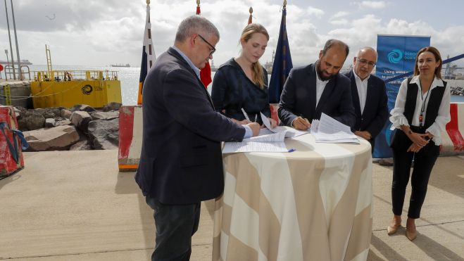 Firma de contrato entre PLOCAN y Ocean Oasis. /Efe