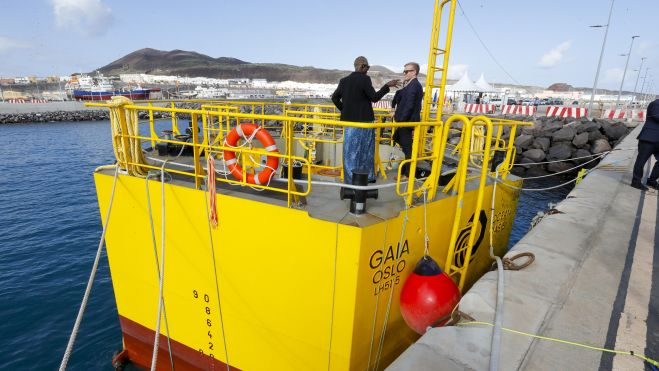 La empresa noruega Ocean Oasis ha presentado este lunes el prototipo de planta desaladora flotante "Gaia", que se alimenta con energía de las olas. /Efe
