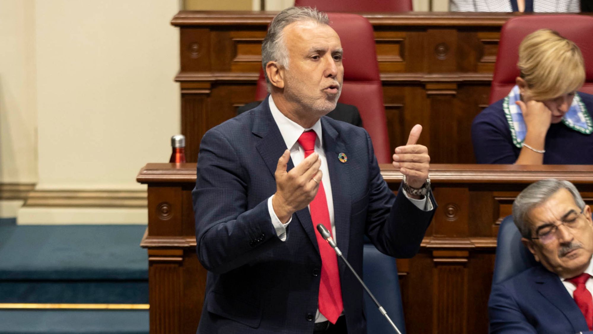 El presidente de Canarias, Ángel Víctor Torres, en el Parlamento de Canarias./ Efe