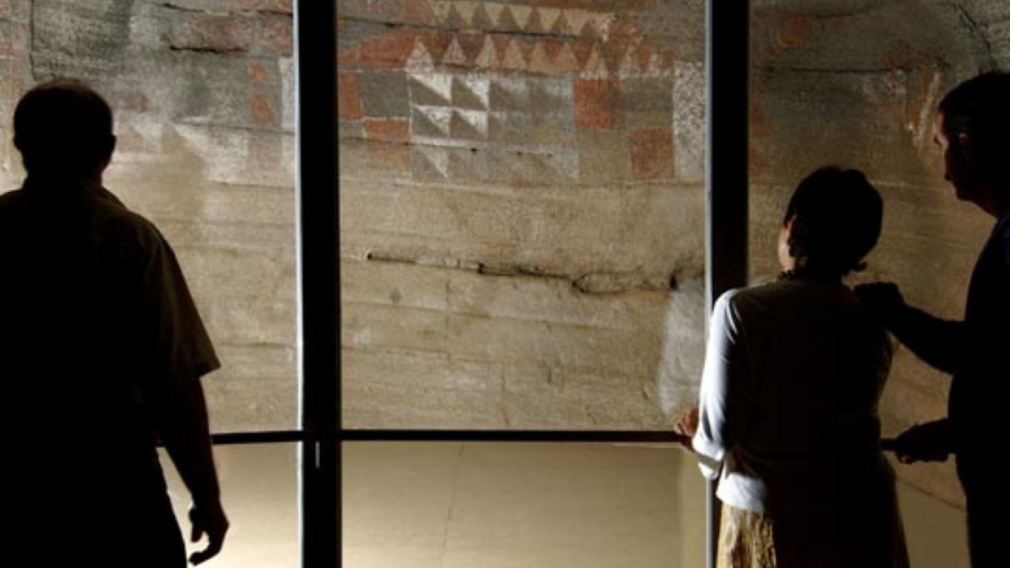 Las pinturas de Cueva Pintada han sido protegidas por una mampara de cristal y un sistema de control de humedad para evitar su deterioro. /Cultura Cabildo de Gran Canaria