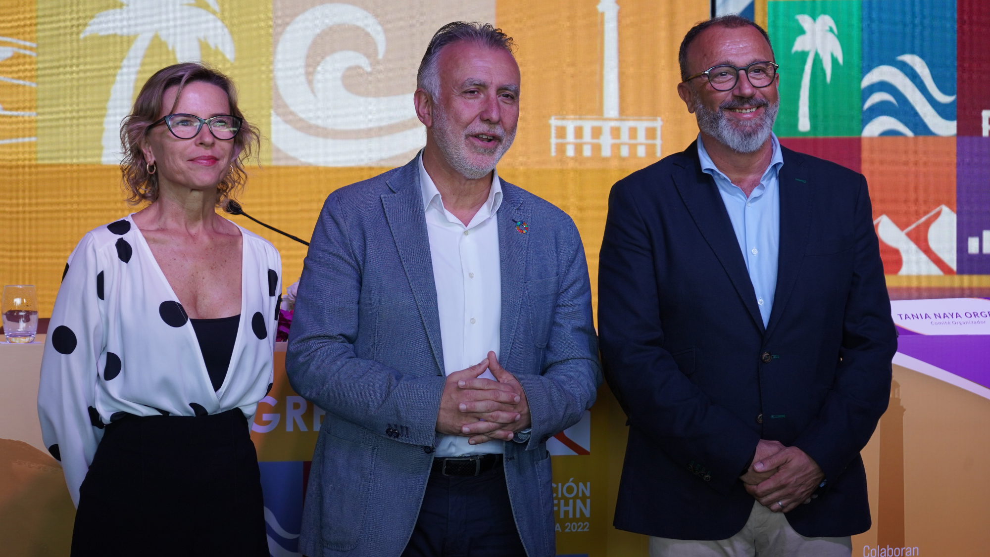 Francisco García (dcha.) durante la clausura del congreso con Ángel Víctor Torres (centro) y la alcaldesa de San Bartolomé de Tirajana, Concha Narváez. / Congreso de Administración local 