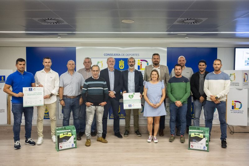 Presentación de los desfibriladores aportados por la consejería de Deportes. /Cabildo de Gran Canaria