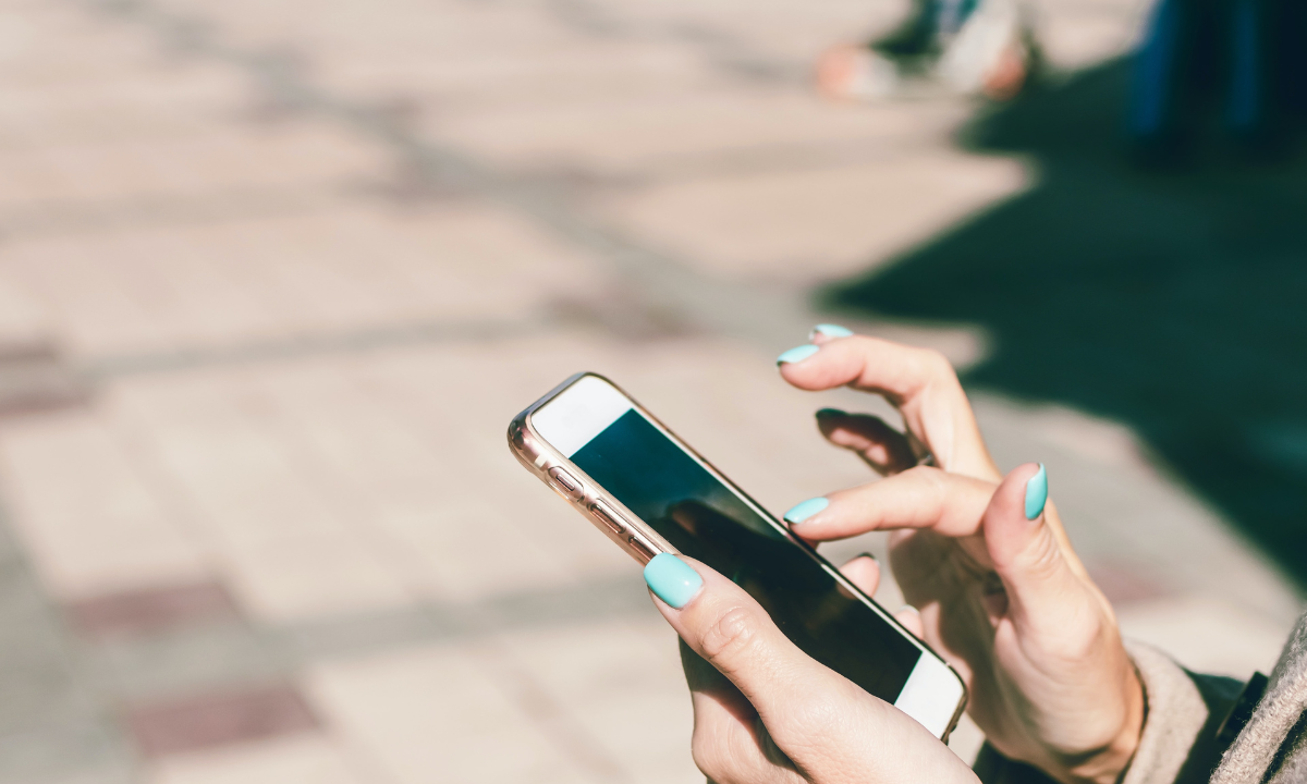 Una joven mirando las redes sociales en su movil / Unplash 