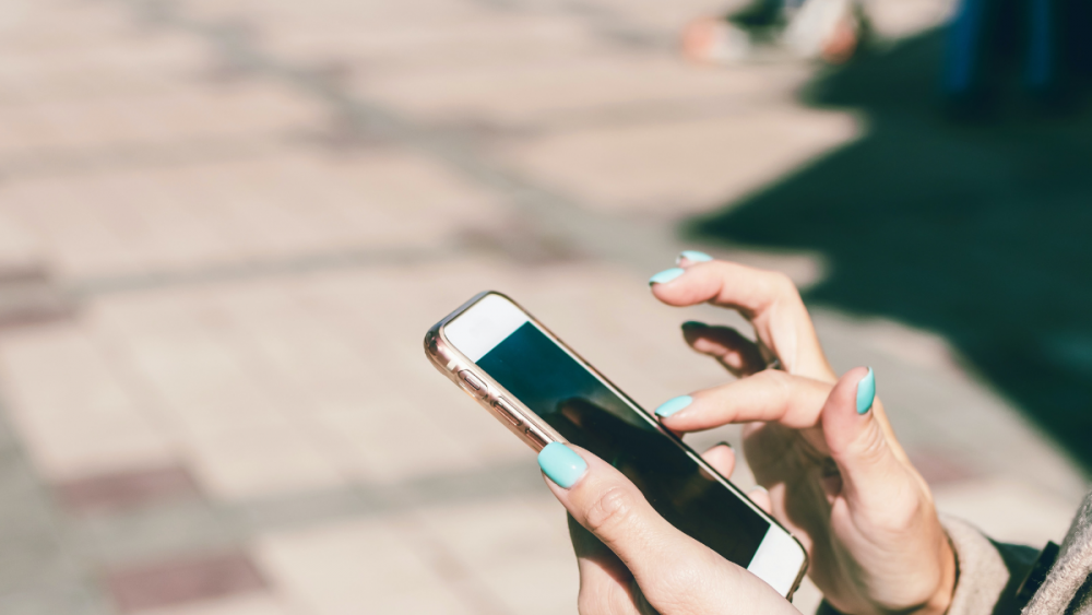 Una joven mirando las redes sociales en su movil / Unplash 