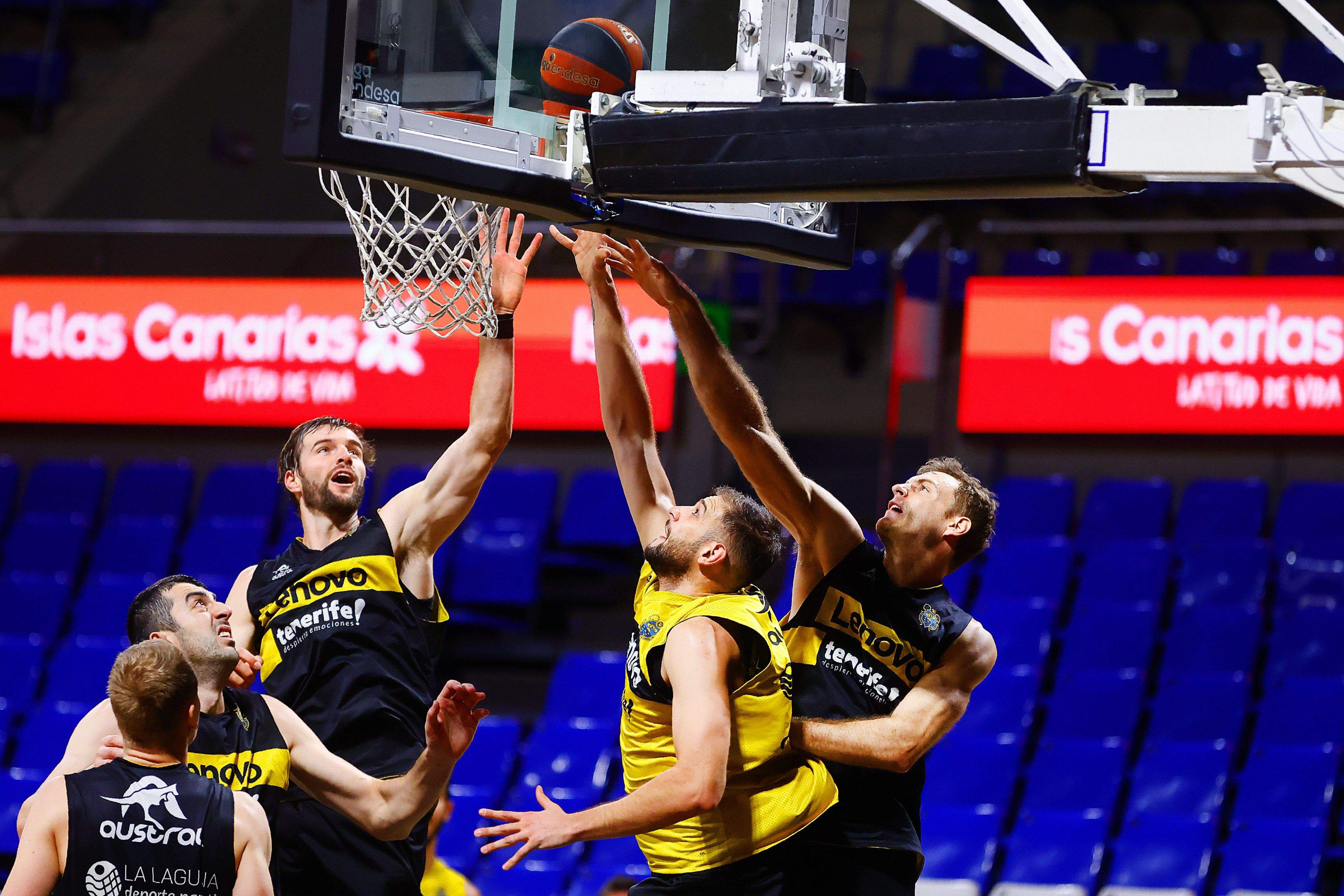 Los jugadores del CB Canarias entrenando antes de viajar a Lugo con la motivación mantenerse primeros en la Liga Endesa./ Twitter CB Canarias.