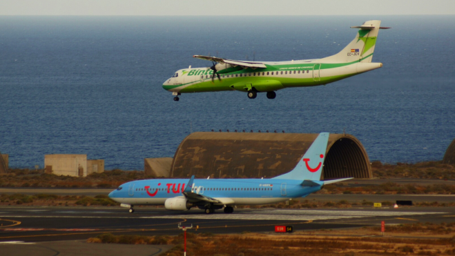 Imagen de archivo de dos aviones en un aeropuerto de Canarias. / Pixabay