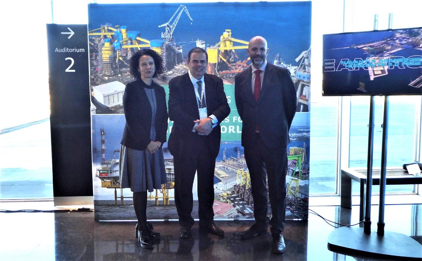 Elba Bueno, gerente del CMC, José Juan Ramos, presidente de la Federación Canaria de Empresas Portuarias, y Javier Herrador, director de Navantia Seanergies. / AH