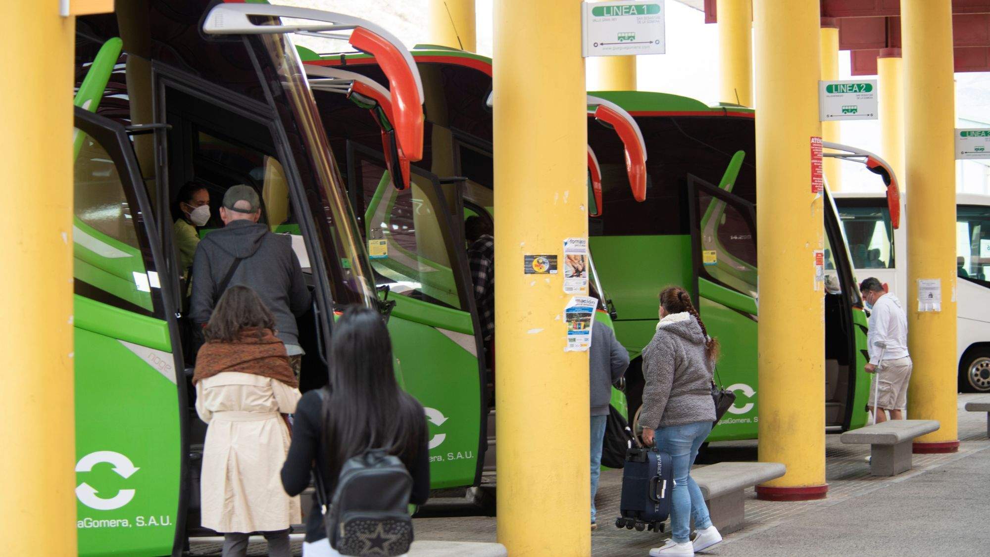 Flota de Guaguagomera, empresa de transporte público de la isla. / Cedida