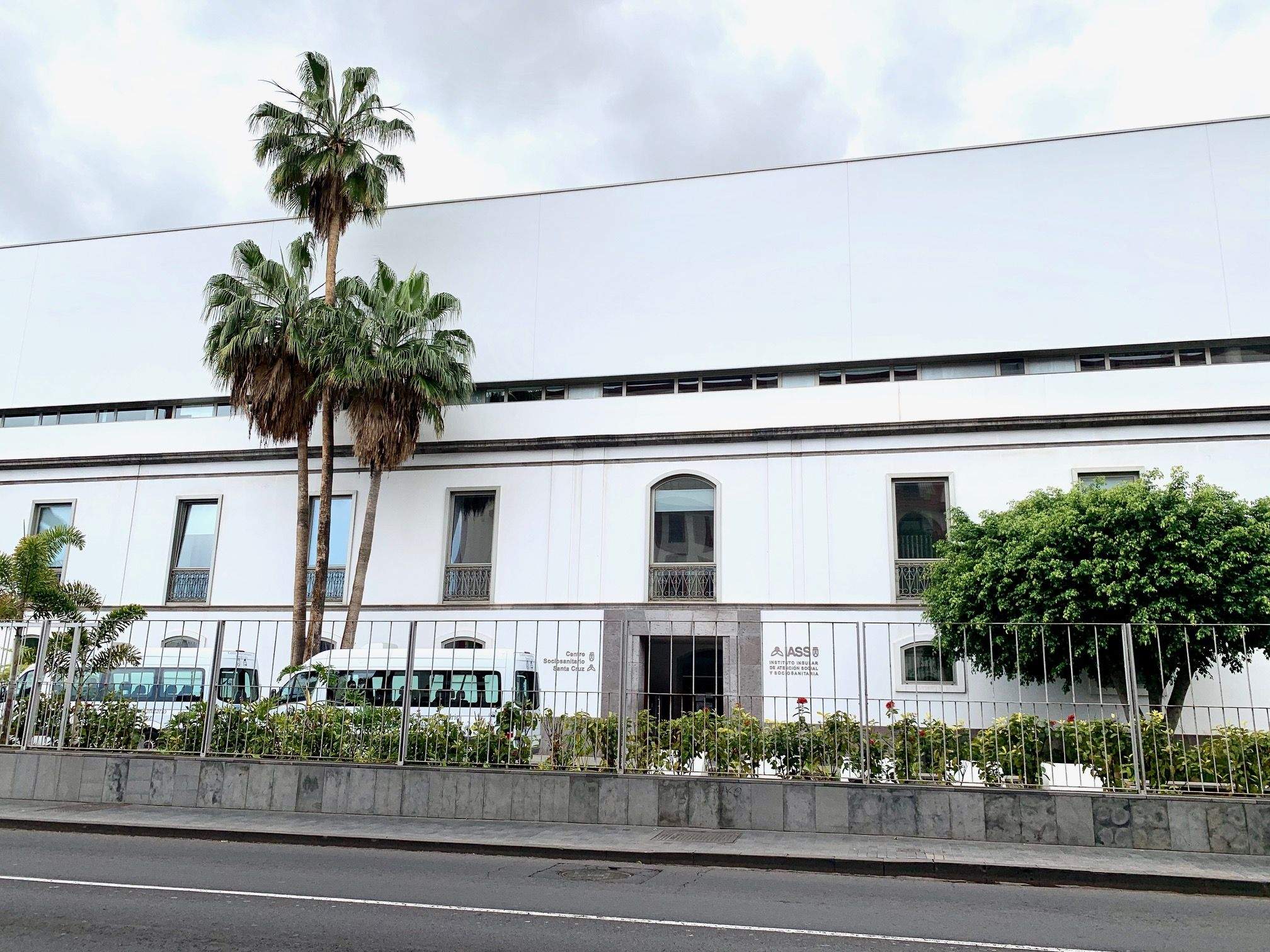 Retraso en la teleasistencia en Tenerife: más de 4.000 mayores en lista de espera. En la imagen, fachada exterior del edificio del IASS. / AH