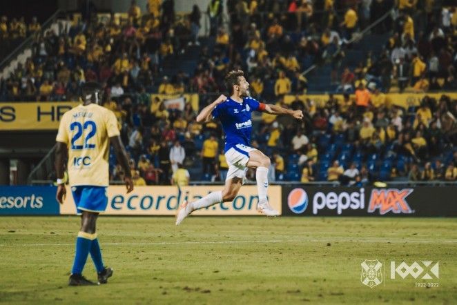 Aitor Sanz celebra la victoria del CD Tenerife en el último derbi disputado en el Estadio de Gran Canaria./ CD Tenerife.