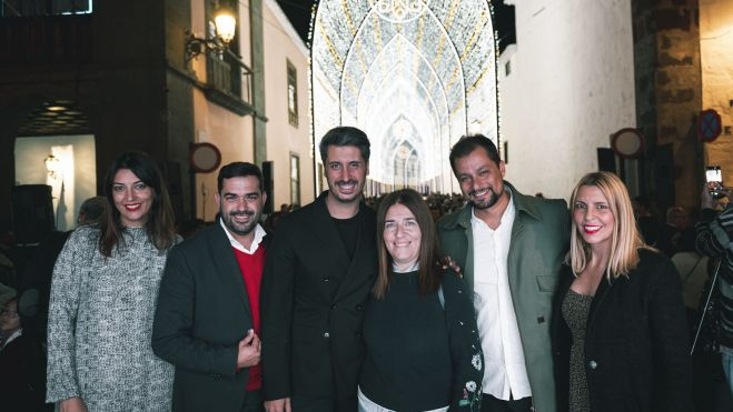 El alcalde de La Laguna, Luis Yeray Gutiérrez, con compañeros y la iluminación navideña de fondo. / Cedida