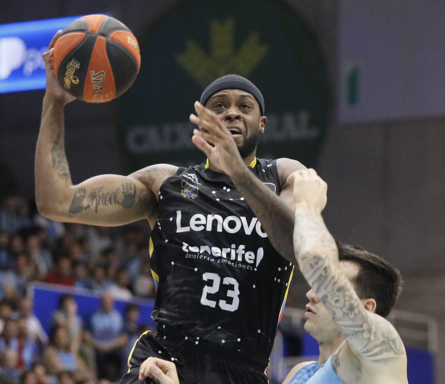 Cook anotó ocho puntos, atrapó tres rebotes y repartió dos asistencias en la victoria del CB Canarias frente a Breogán./ EFE.