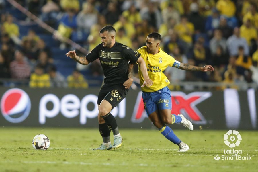 Elady y Viera disputan un balón en la victoria de la UD Las Palmas por 3-1 ante el CD Tenerife en el derbi./ LaLiga.
