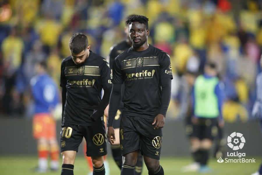 Shashoua y Dauda, cabizbajos, tras la derrota del CD Tenerife en el derbi. / LaLiga