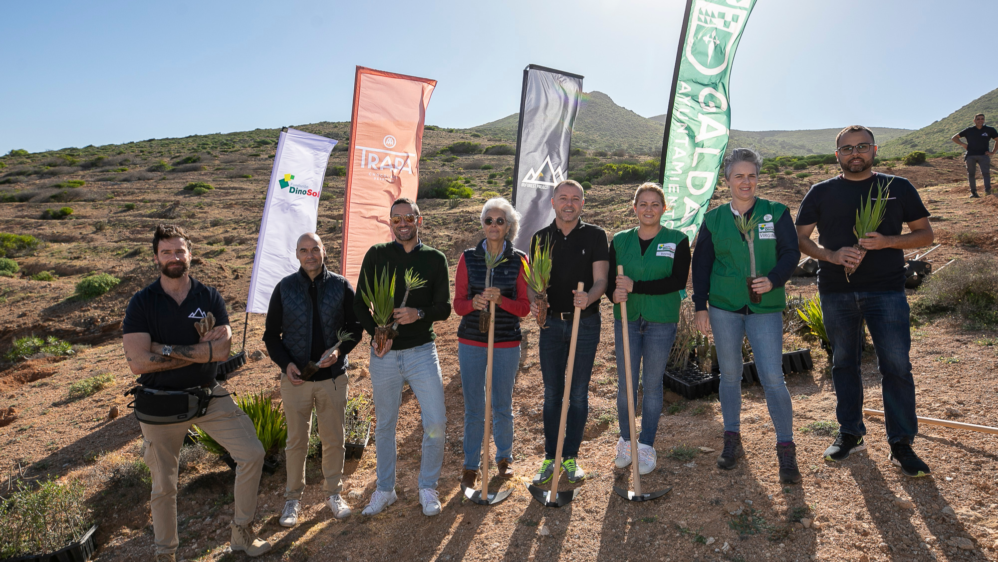 Foto de familia de la iniciativa HiperDino y Chocolates Trapa. /HiperDino