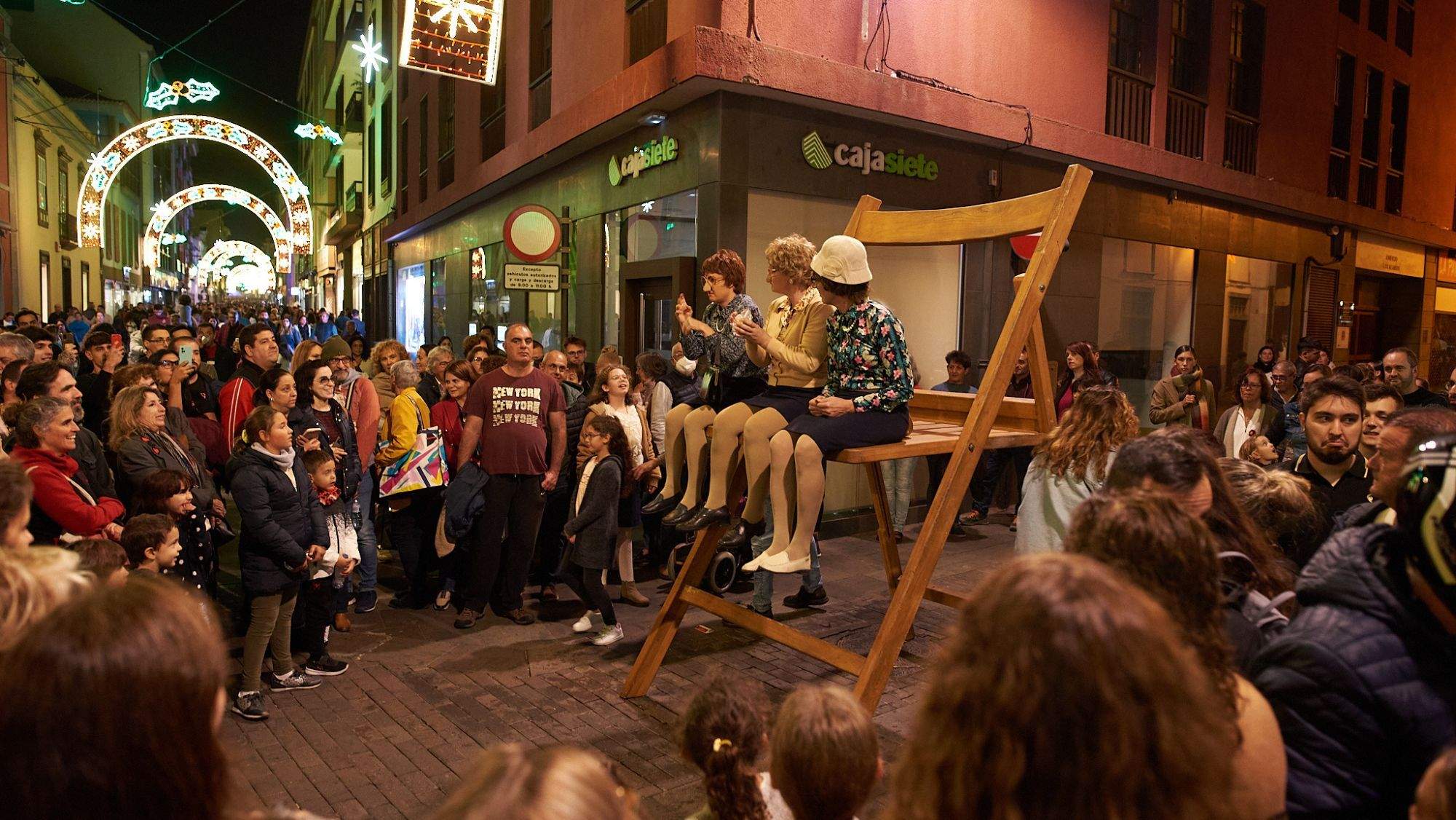 ¿Subes en tranvía a la Noche en Blanco de La Laguna? Aquí tienes frecuencias y horarios. Imagen de archivo de una edición anterior de la Noche en Blanco en La Laguna. / AH