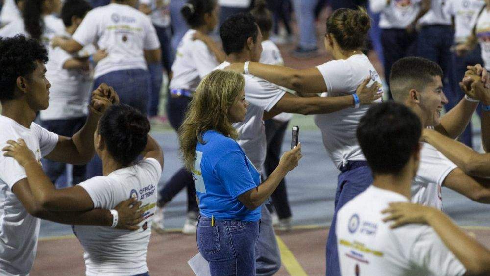 Una observadora comprueba en Caracas la ejecución de los participantes en la rueda de Salsa Casino./ Tairy Gamboa Una observadora comprueba en Caracas la ejecución de los participantes en la rueda de Salsa Casino./ Tairy Gamboa