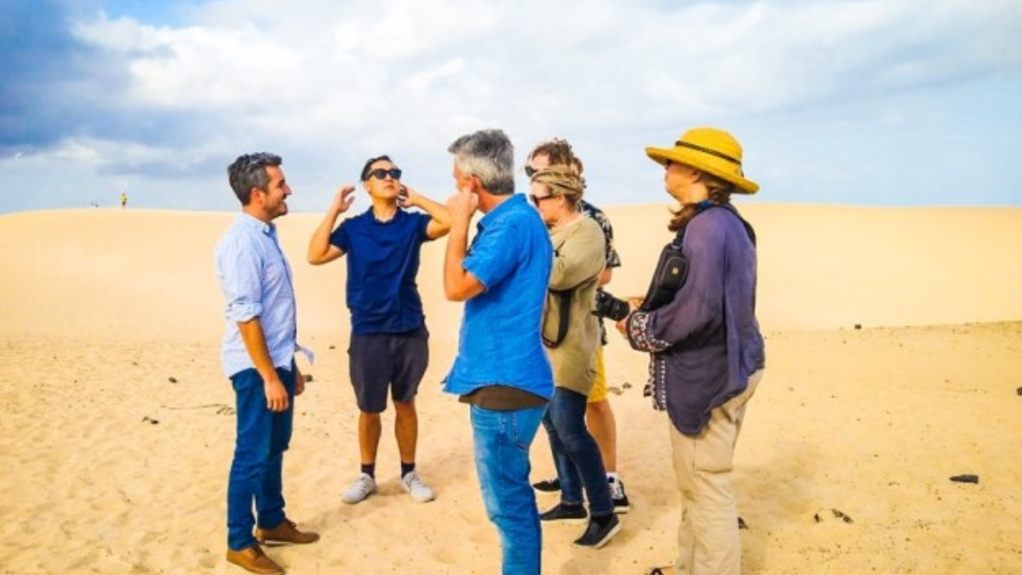 Representantes de empresas internacionales de la industria del cine en una visita a las Dunas de Corralejo. / Cabildo de Fuerteventura