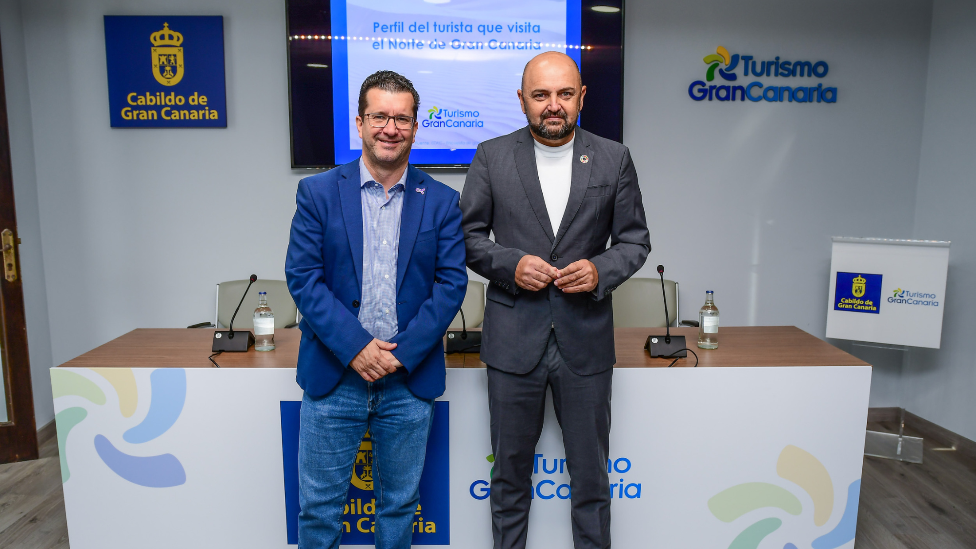 El consejero de Turismo del Cabildo de Gran Canaria Carlos Álamo (drcha) y  Juan Jesús Facundo, alcalde de Arucas. / Turismo de Gran Canaria