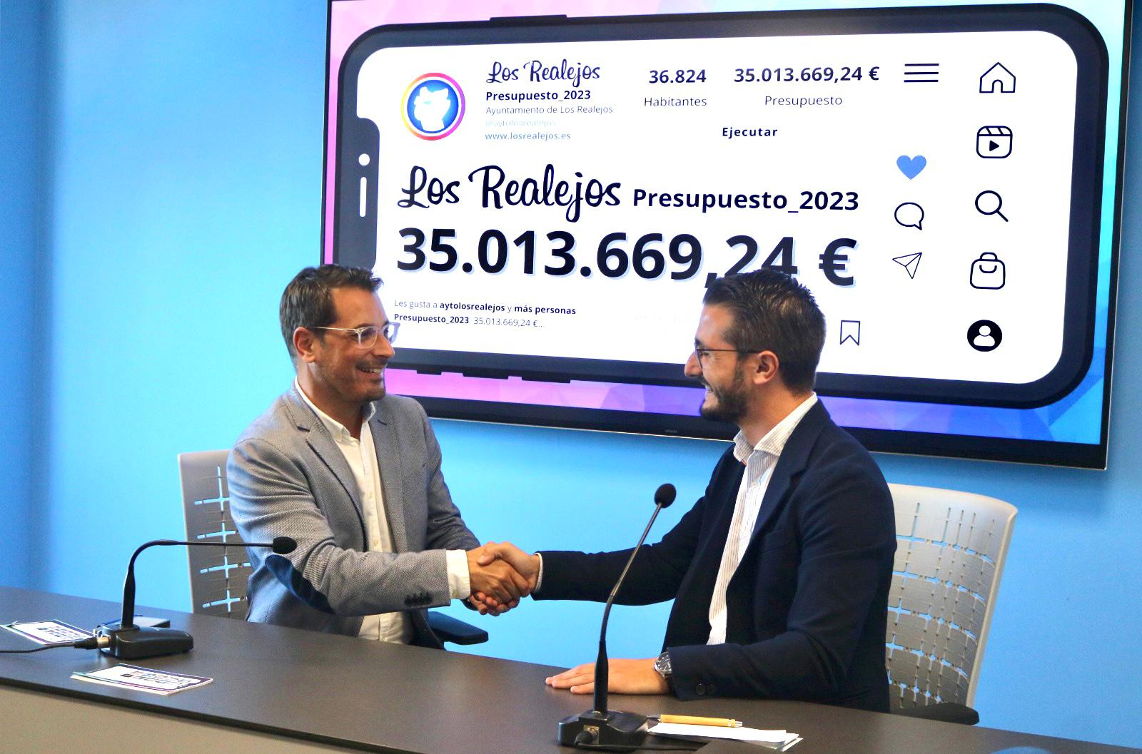 El alcalde de Los Realejos, Adolfo González (izq.), junto al concejal de Hacienda, Darío Pérez./