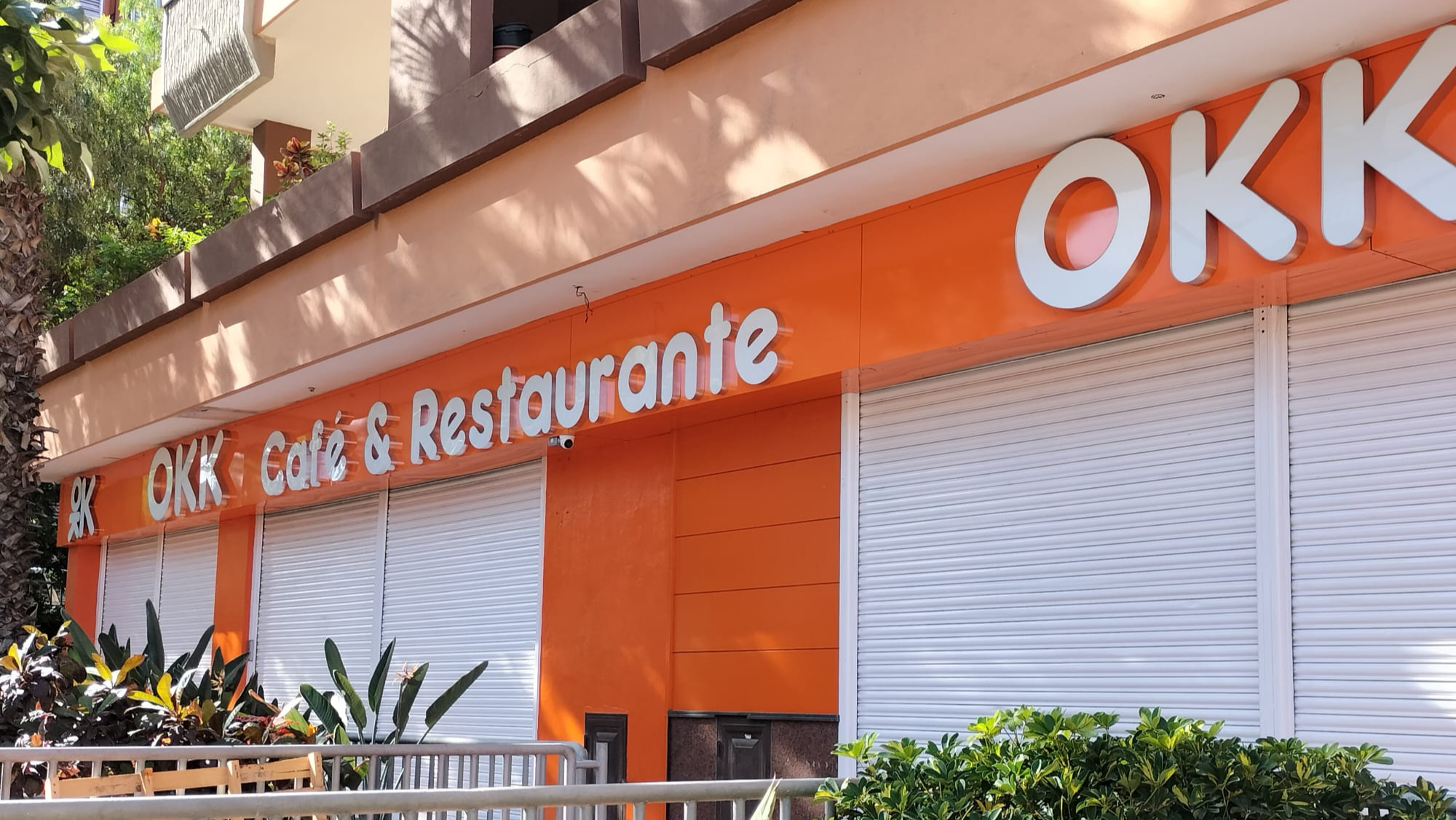 Entrada al bazar-restaurante chino OKK Center en Tomé Cano./ AH