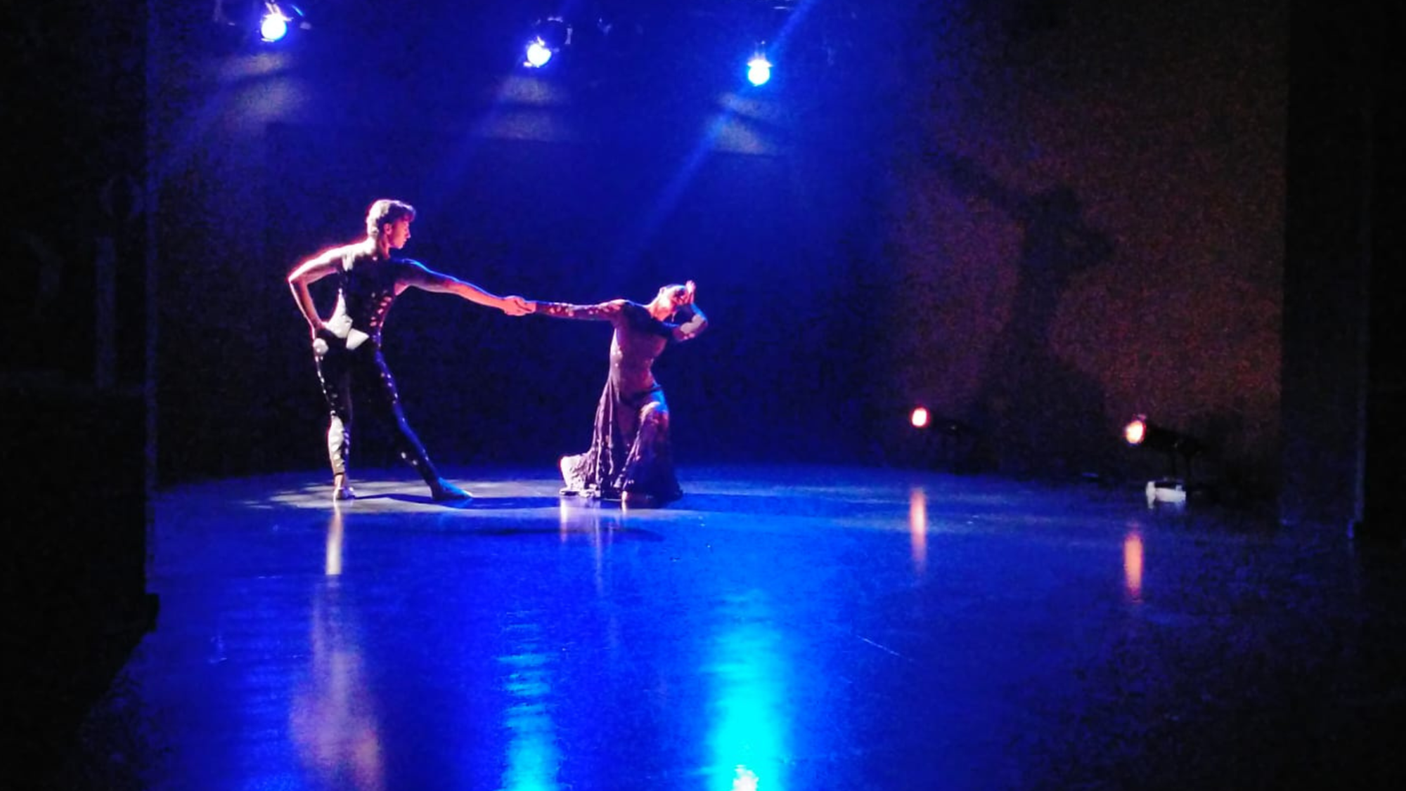 Los bailarines Víctor Rodríguez y Tania Peña realizando una muestra de danza durante la presentación del 21º Festival de Danza Canarios dentro y fuera. / Atlántico Hoy