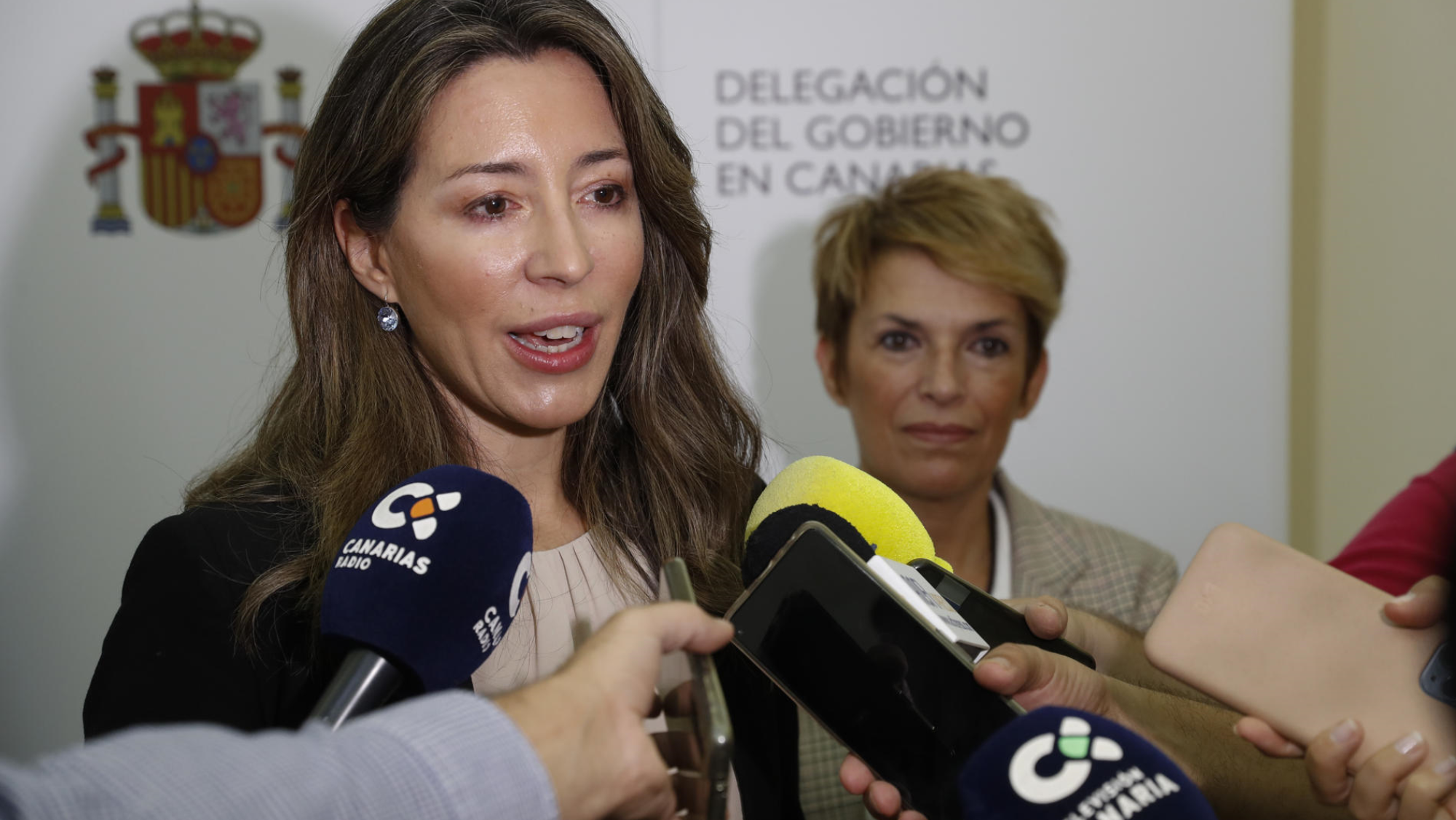 En la imagen, Xiana Méndez, atiende a los medios de comunicación este martes en Las Palmas de Gran Canaria tras firmar un convenio con la consejera de Economía del Gobierno de Canarias, Elena Máñez. / EFE