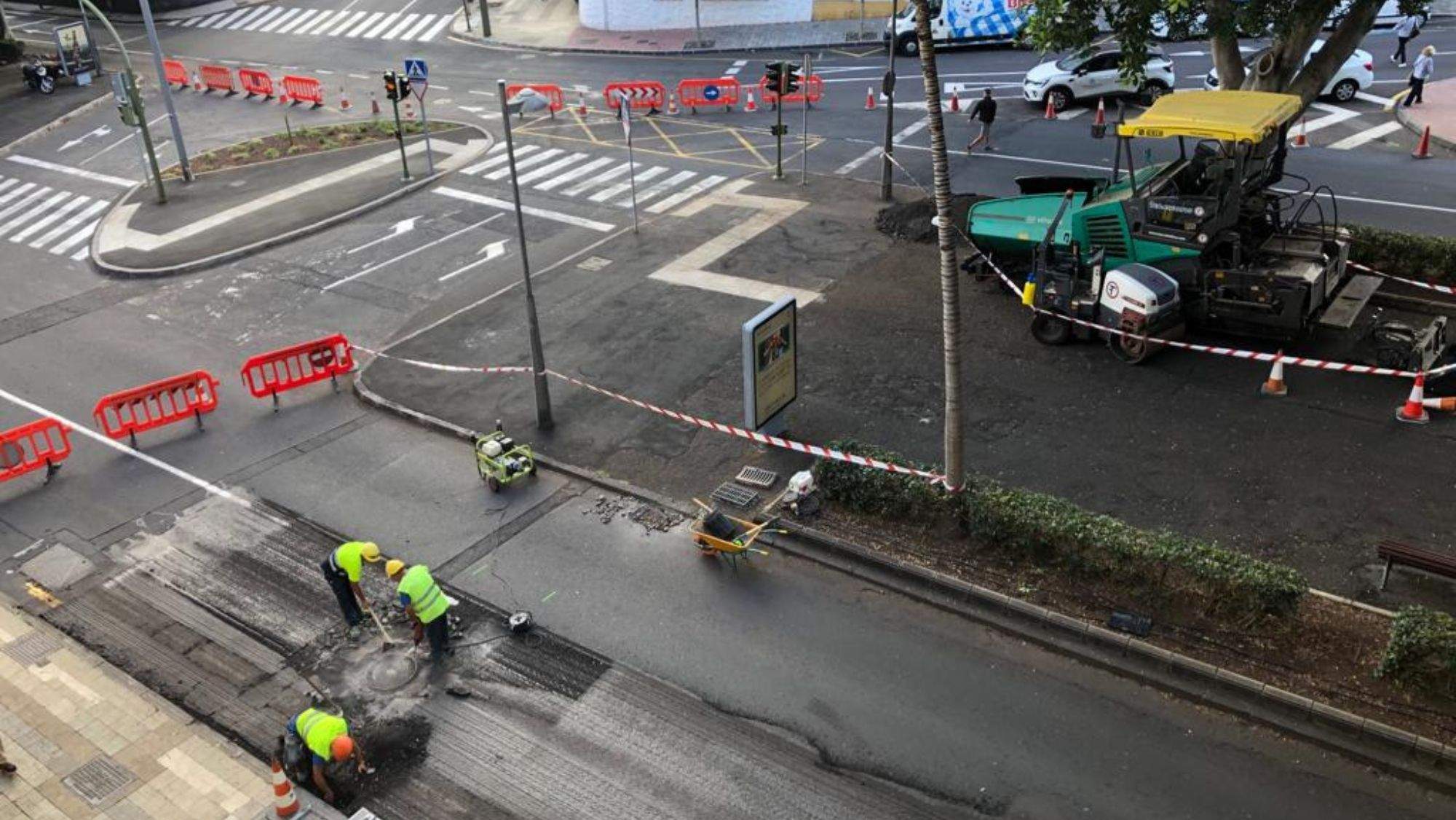 Trabajos de reasfaltado de la Rambla de Santa Cruz. / AH