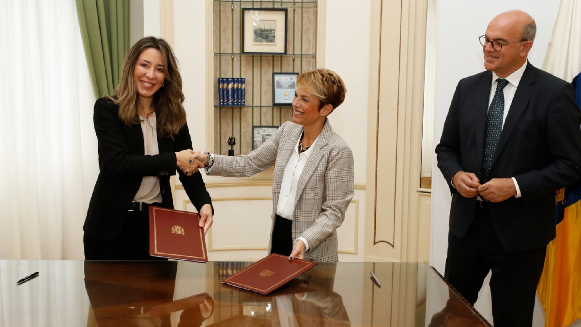 La secretaria de Estado de Comercio, Xiana Méndez, y la consejera de Economía del Gobierno canario, Elena Máñez, tras firmar el acuerdo para impulsar la exportación de Canarias./ Efe