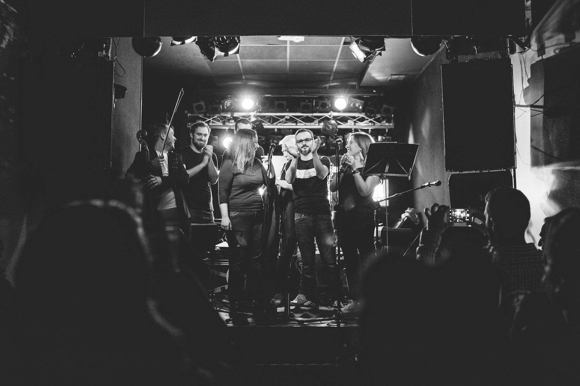 Final del directo de la presentación del disco "Abril" de El Cuarto de Invitados, en el  Café La Palma de Madrid./ Cedida