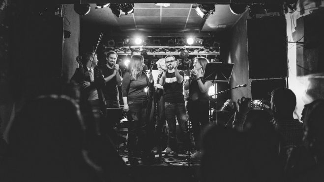 Final del directo de la presentación del disco "Abril" de El Cuarto de Invitados, en elCafé La Palma de Madrid./ Cedida Final del directo de la presentación del disco "Abril" de El Cuarto de Invitados, en elCafé La Palma de Madrid./ Cedida