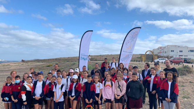 Alumnos del CEIP Saulo Torón en la playa de Aguadulce. / Atlántico Hoy