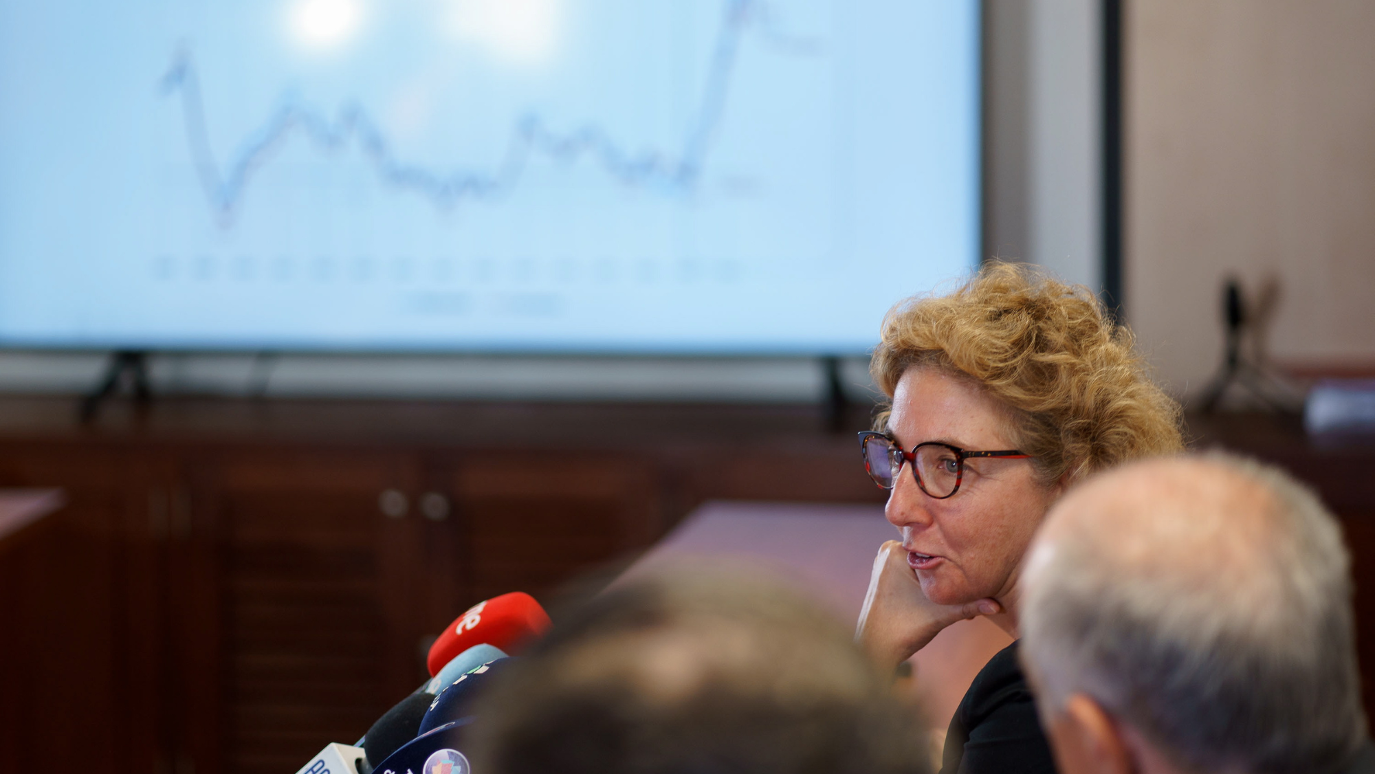 La directora general de la Cámara de Comercio de Santa Cruz de Tenerife presenta los datos de la situación de la economía canaria en el tercer trimestre del años. / Ramón de la Rocha (EFE)
