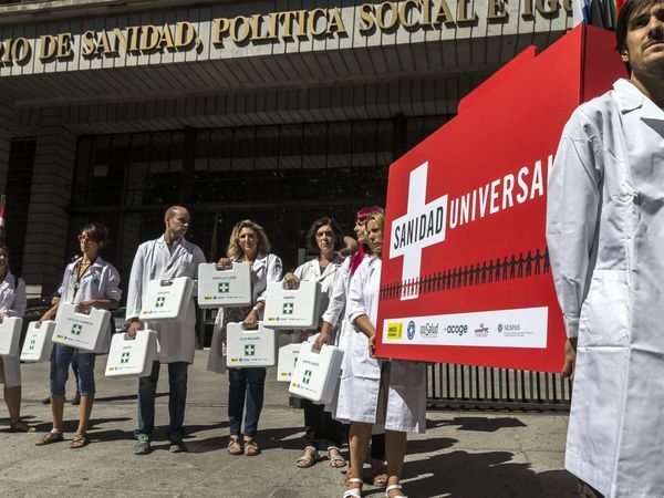 Protestas frente al ministerio de Sanidad para pedir la atención sanitaria a todas las personas que viven en España. /Efe
