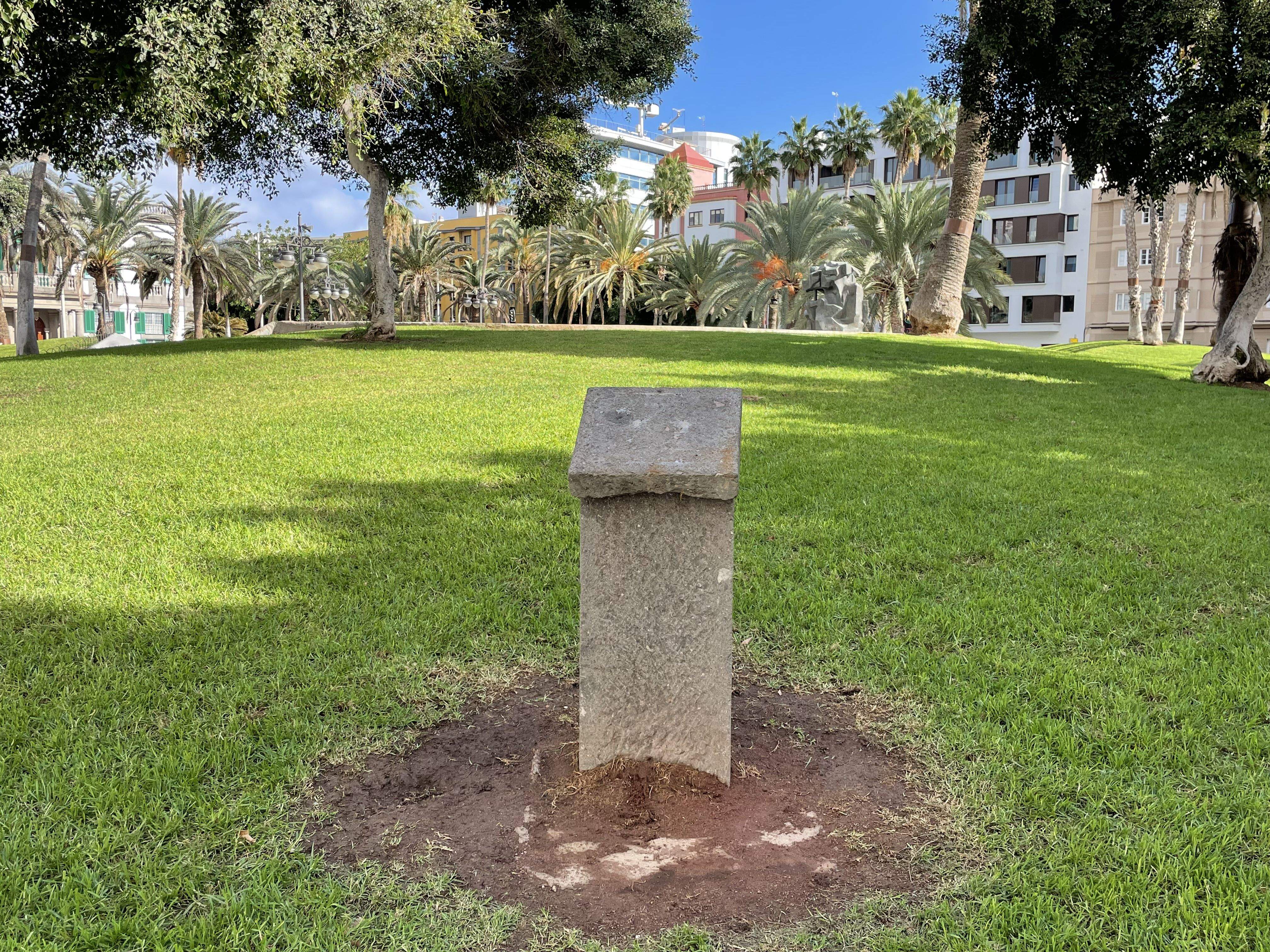 El  monolito en homenaje a las personas migrantes, en la Plaza de la Feria, sin la placa después de sufrir un ataque de odio. / AH