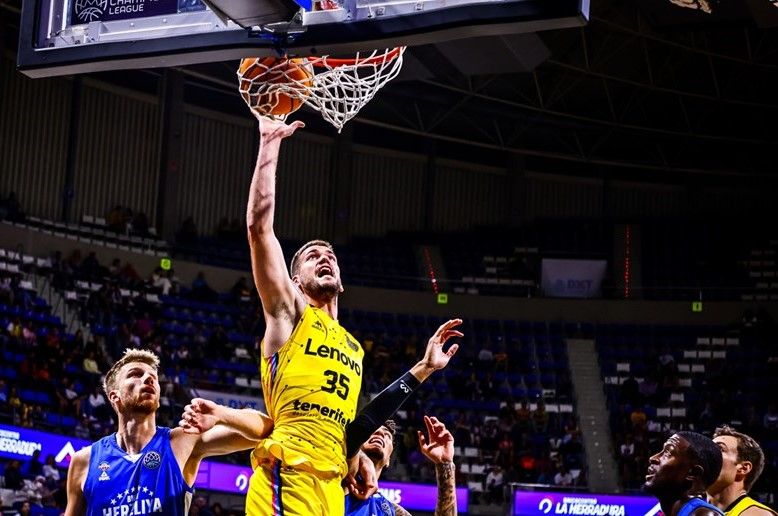 Partido del CB Canarias contra el israelí Bnei Herzliya en 2022 en el Santiago Martín./ BCL.