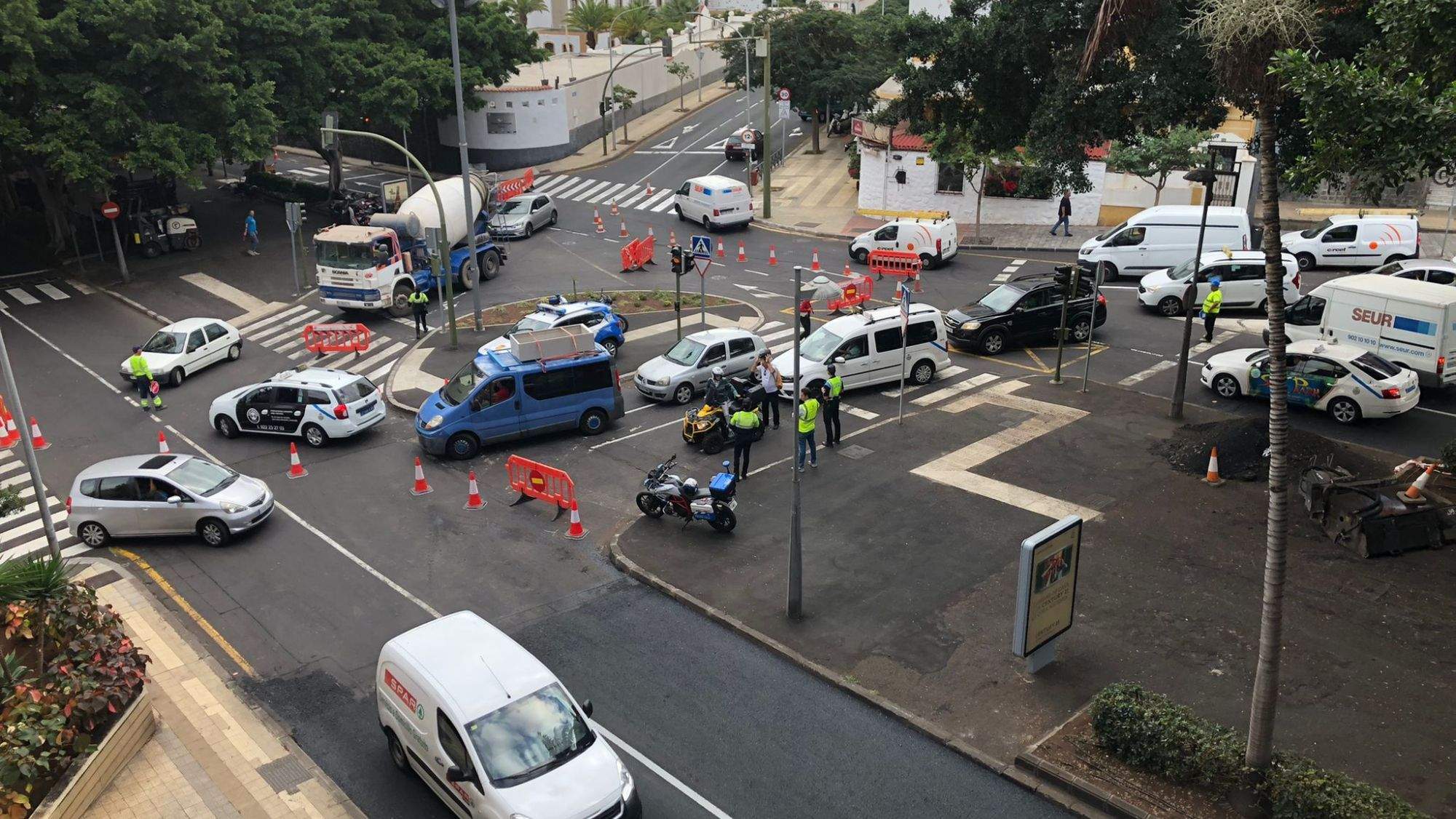 Trabajos de reasfaltado en la Rambla provocan modificación del uso de los carriles. / AH
