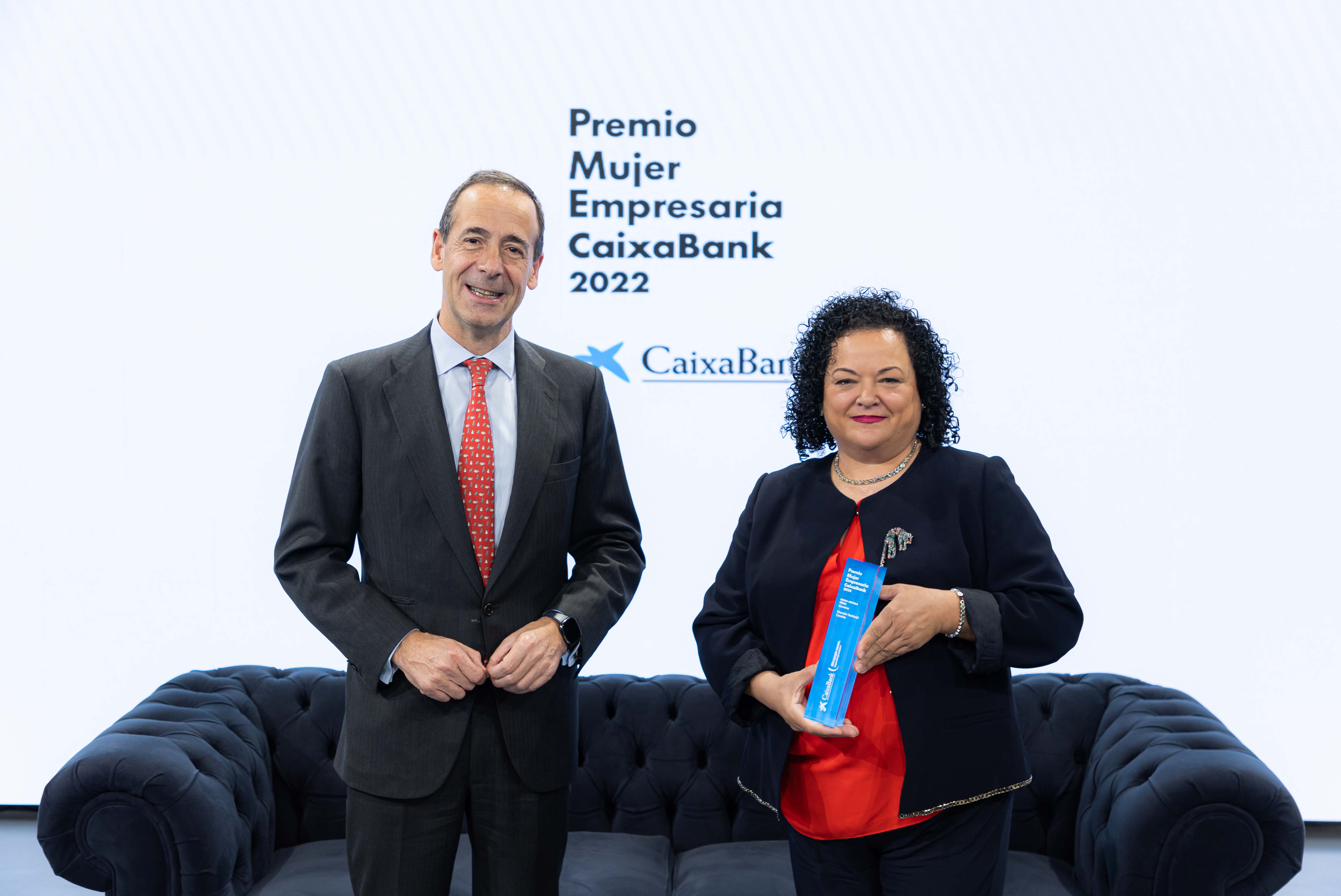 El consejero delegado de CaixaBank, Gonzalo Gortázar, y la empresaria Sonia Ortega. / CaixaBank