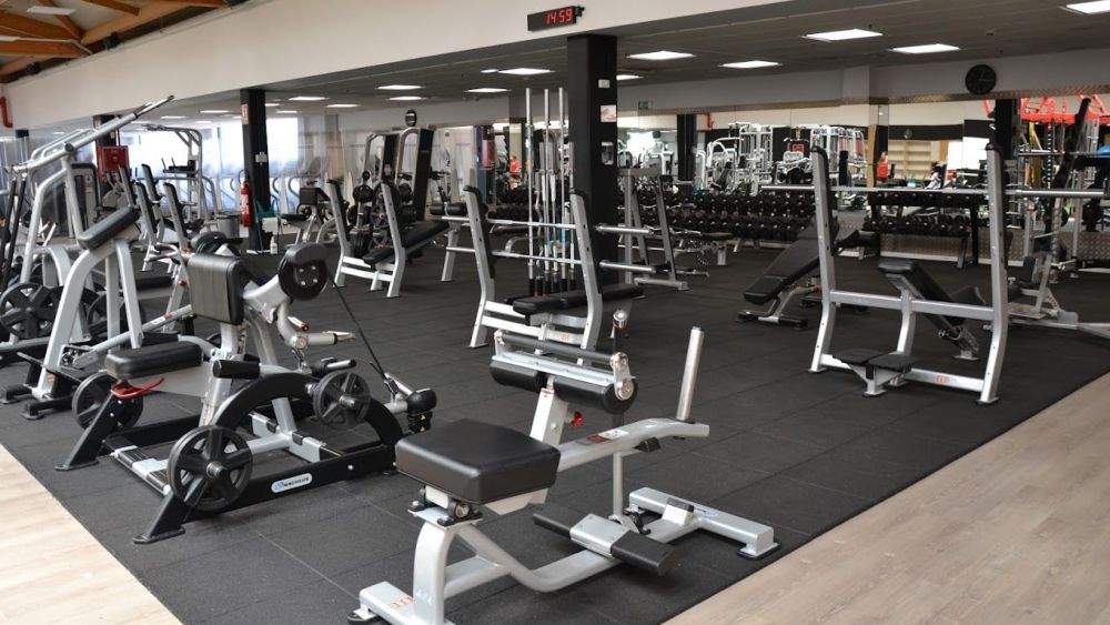 Máquinas de peso libre en el Macro-Fit de La Laguna./ Máquinas de peso libre en el Macro-Fit de La Laguna./