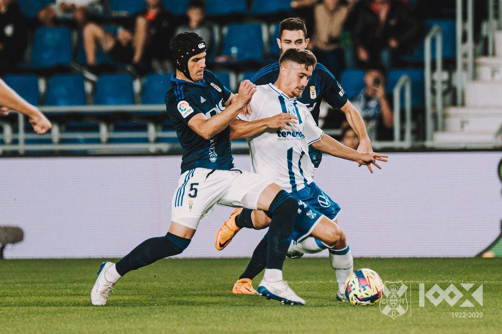 Iván Romero se mostró muy activo en ataque pero no logró marcar en la derrota del Tenerife ante el Oviedo./ CDT.