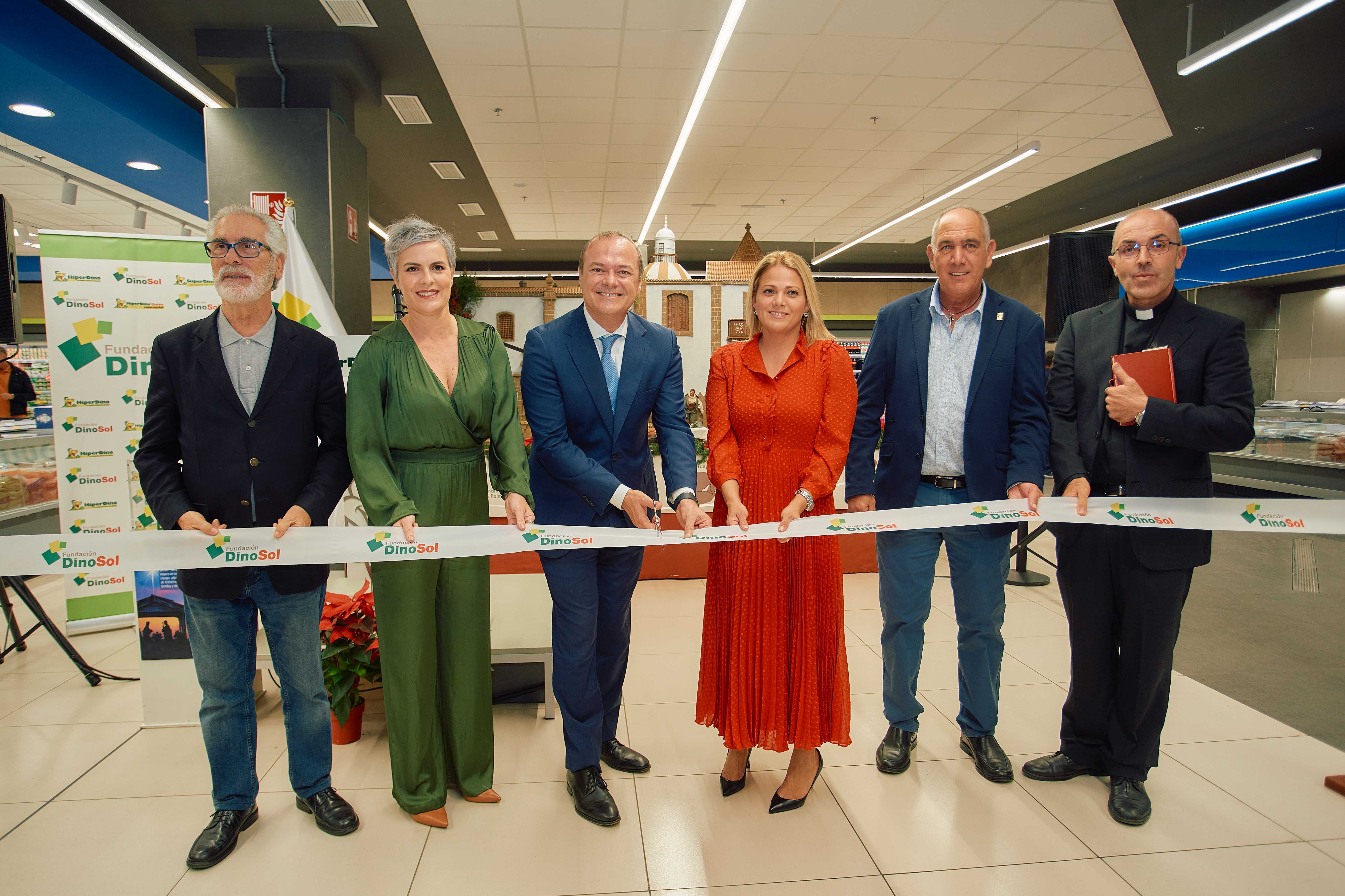 Momento del corte de cinta del belén solidario de HiperDino. / HiperDino