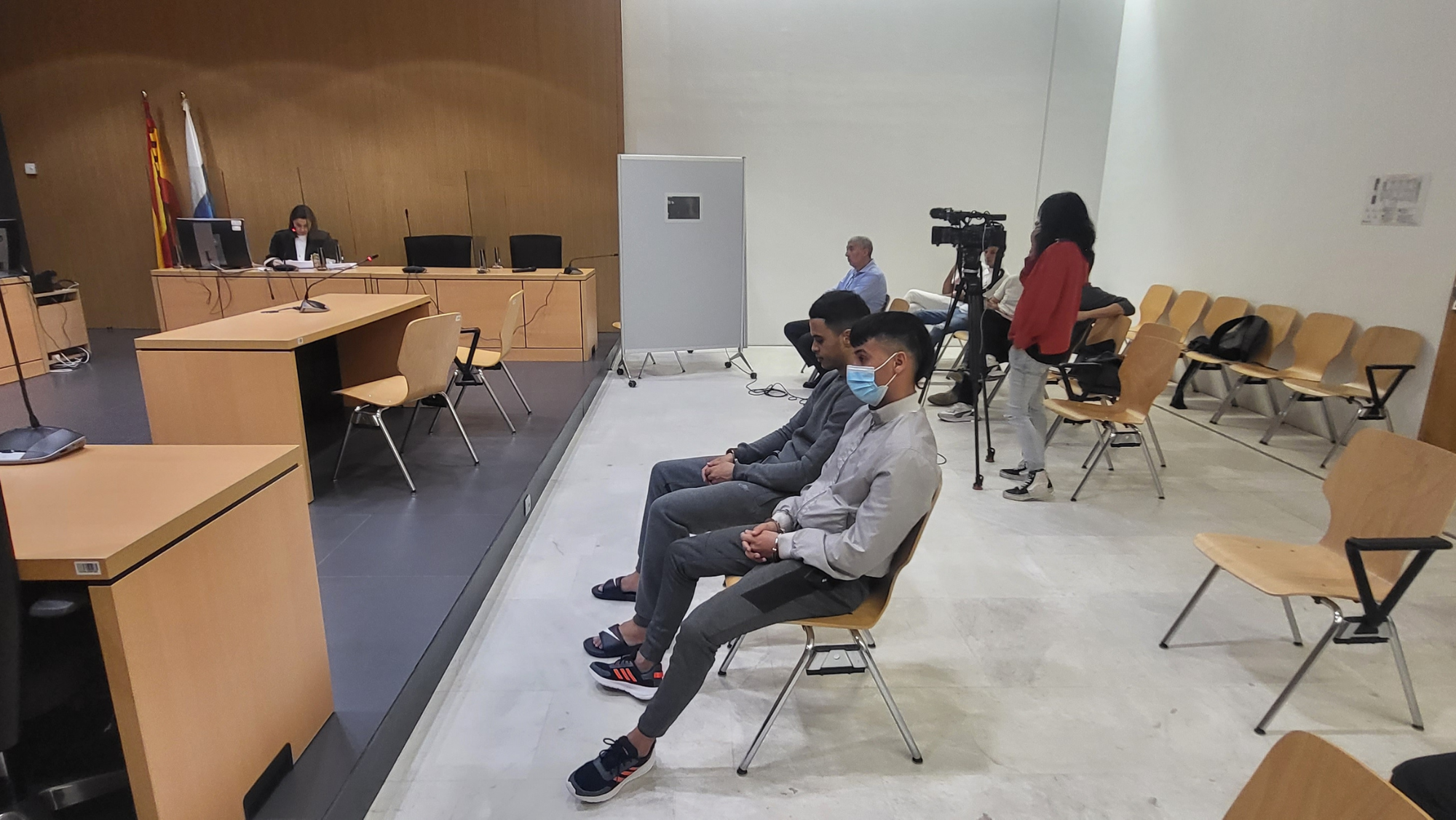 En primer término los dos acusados. Al fondo a la izquierda, la fiscal Elena Herrera. / Atlántico Hoy